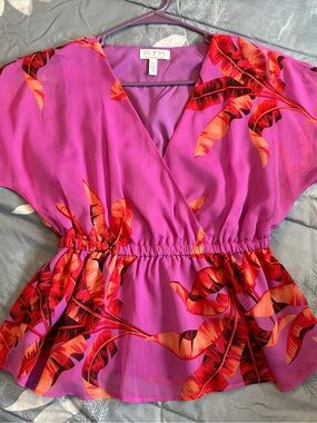 NWTS sofia by sofia vergara Fuchsia Pink Tropical Print Wrap Peplum Top Sz XS